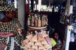 Africa;-Benin;-Bottle;-Cashew-nuts;-Cotonou;-Former-market;-Ganhi-market;-Kaleidos;-Kaleidos-images;-La-parole-à-limage;-Market;-Peanuts;-Roasted-coconut;-Smile;-Stories-Pictures;-Tarek-Charara;-Trader